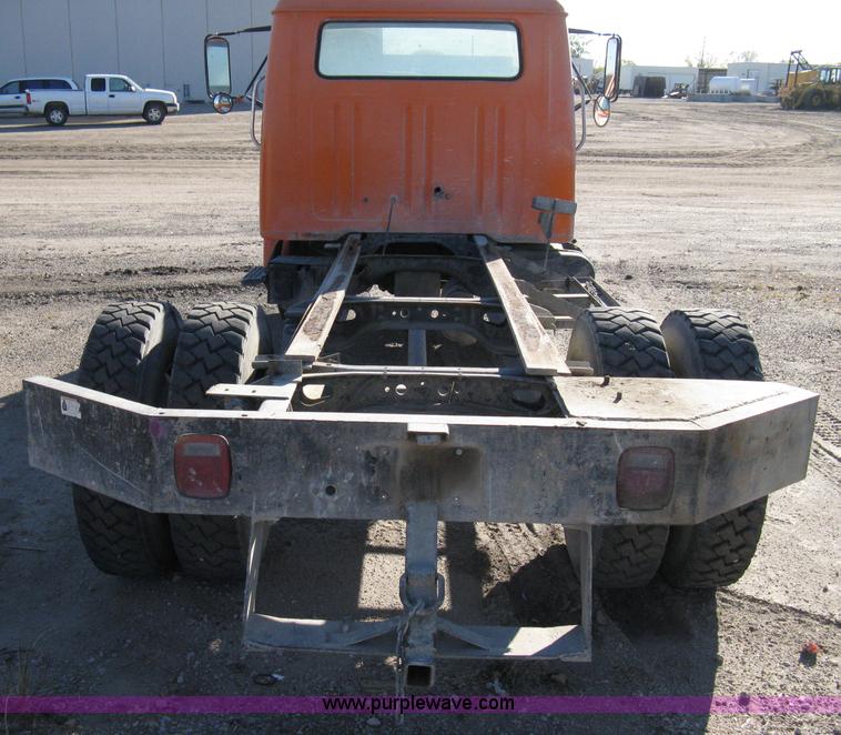 image for item 8055 1988 International S1654 cab and chassis