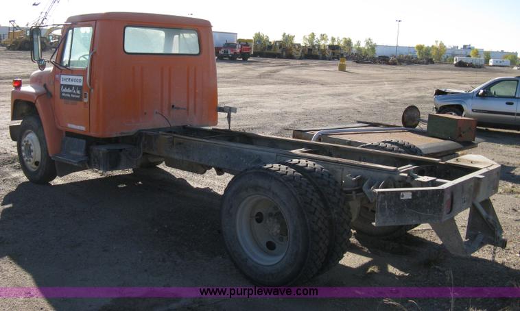 image for item 8055 1988 International S1654 cab and chassis