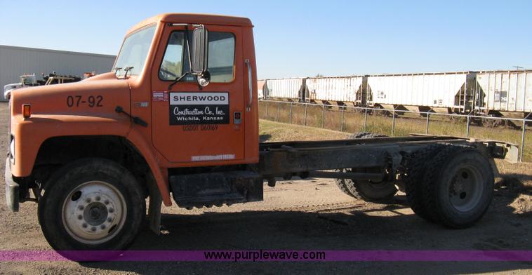 image for item 8055 1988 International S1654 cab and chassis