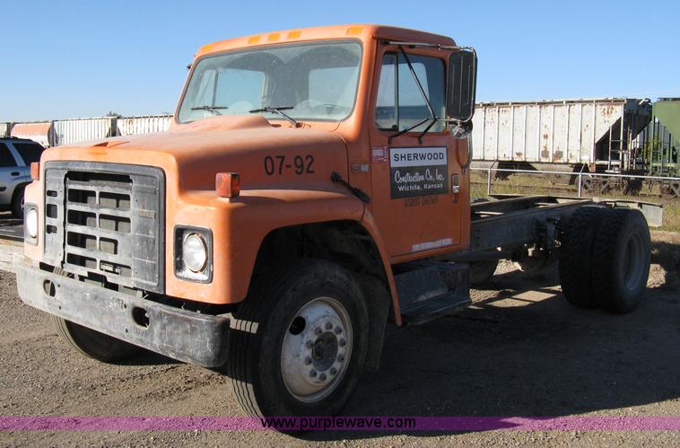 image for item 8055 1988 International S1654 cab and chassis