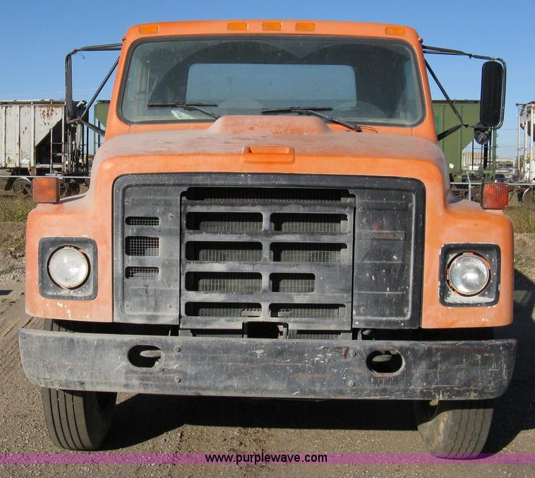 image for item 8055 1988 International S1654 cab and chassis