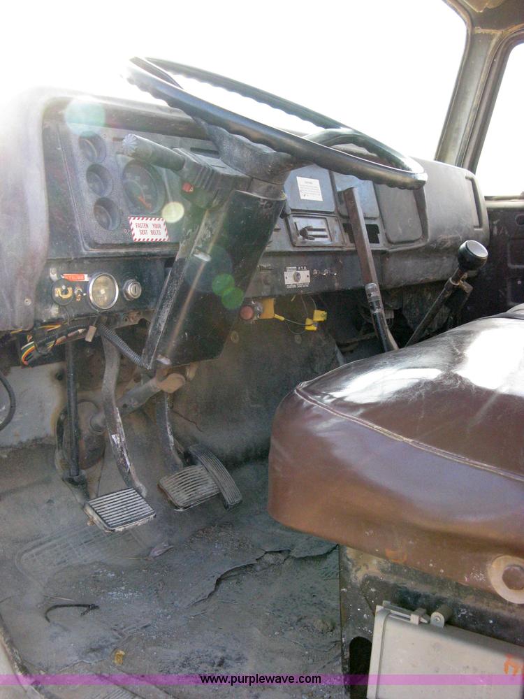 image for item 8055 1988 International S1654 cab and chassis