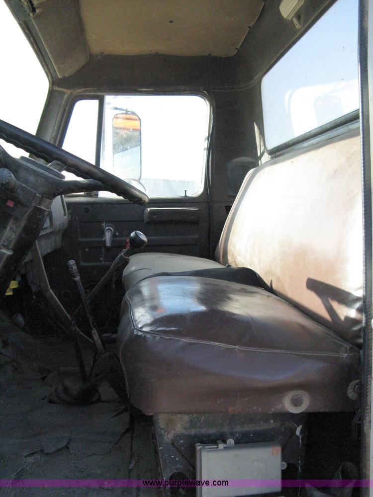 image for item 8055 1988 International S1654 cab and chassis