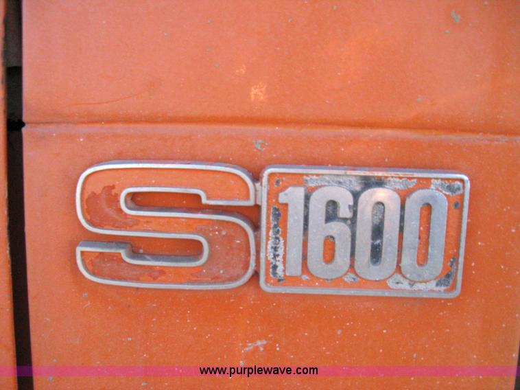 image for item 8055 1988 International S1654 cab and chassis