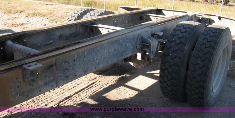 image for item 8055 1988 International S1654 cab and chassis