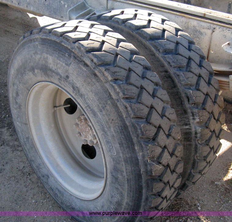 image for item 8055 1988 International S1654 cab and chassis