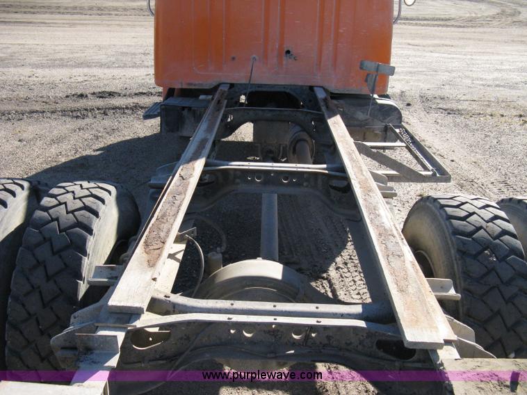 image for item 8055 1988 International S1654 cab and chassis