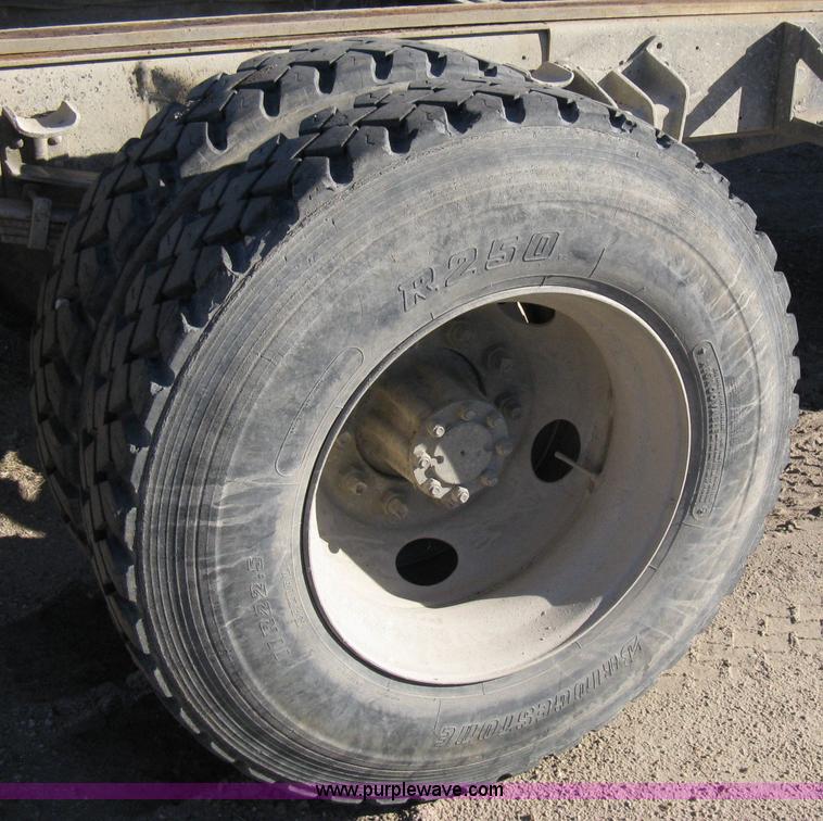 image for item 8055 1988 International S1654 cab and chassis