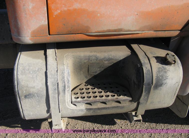 image for item 8055 1988 International S1654 cab and chassis