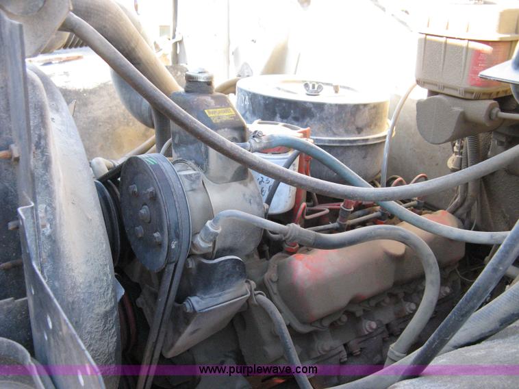 image for item 8055 1988 International S1654 cab and chassis