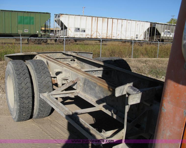 image for item 8055 1988 International S1654 cab and chassis