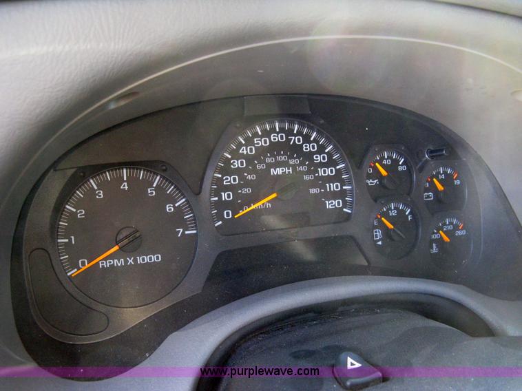 image for item 8056 2004 Chevrolet Trailblazer LS