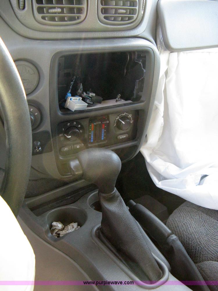 image for item 8056 2004 Chevrolet Trailblazer LS