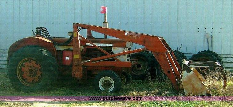 image for item 1864 International 560 tractor with Farmhand loader