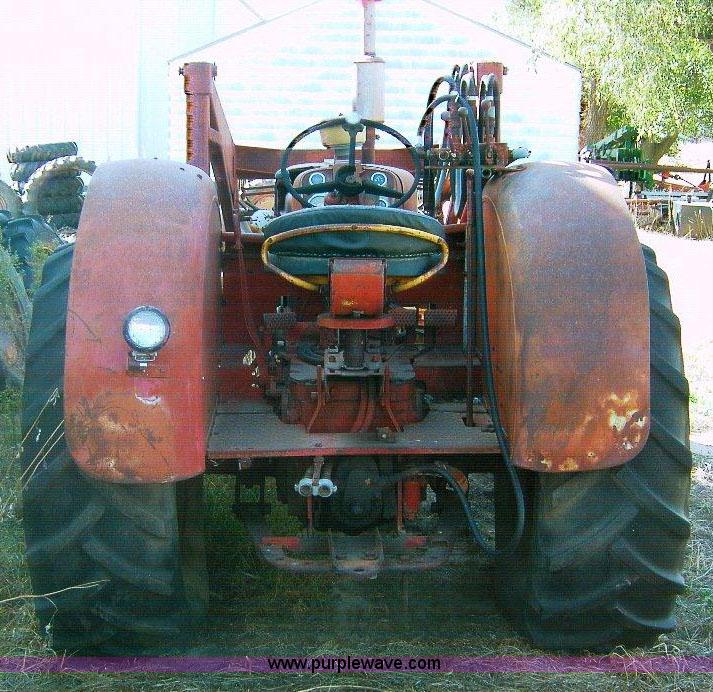image for item 1864 International 560 tractor with Farmhand loader