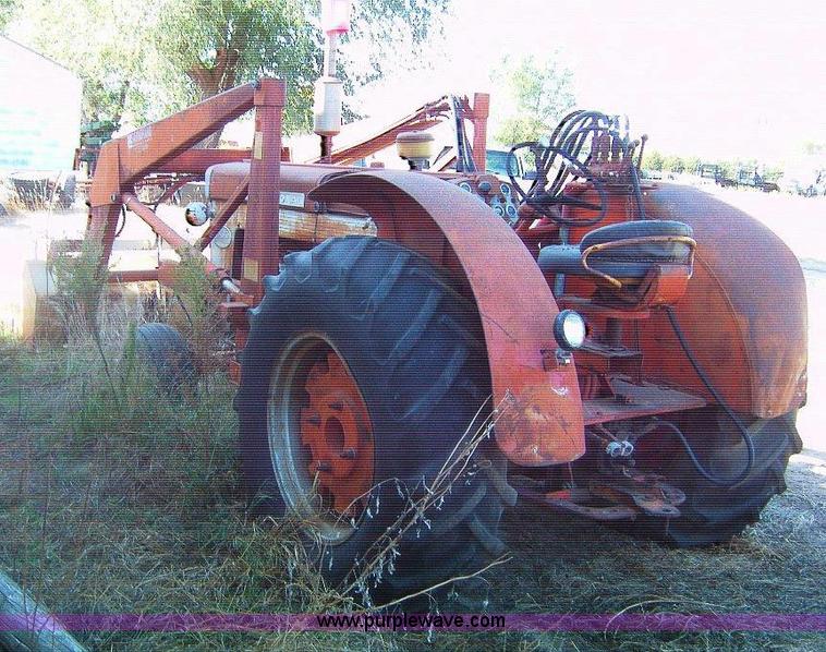 image for item 1864 International 560 tractor with Farmhand loader