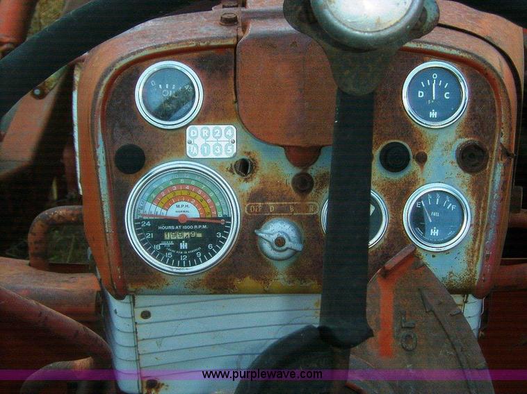 image for item 1864 International 560 tractor with Farmhand loader