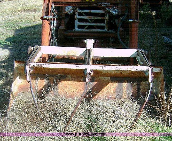 image for item 1864 International 560 tractor with Farmhand loader