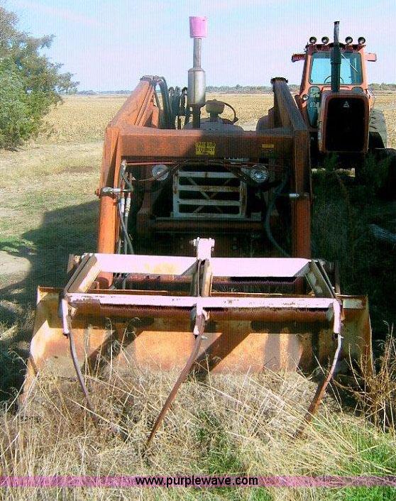 image for item 1864 International 560 tractor with Farmhand loader