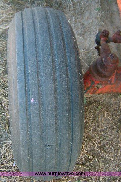 image for item 1864 International 560 tractor with Farmhand loader