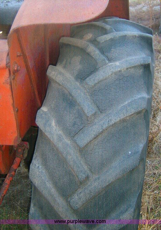image for item 1864 International 560 tractor with Farmhand loader