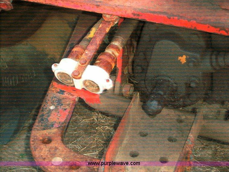 image for item 1864 International 560 tractor with Farmhand loader