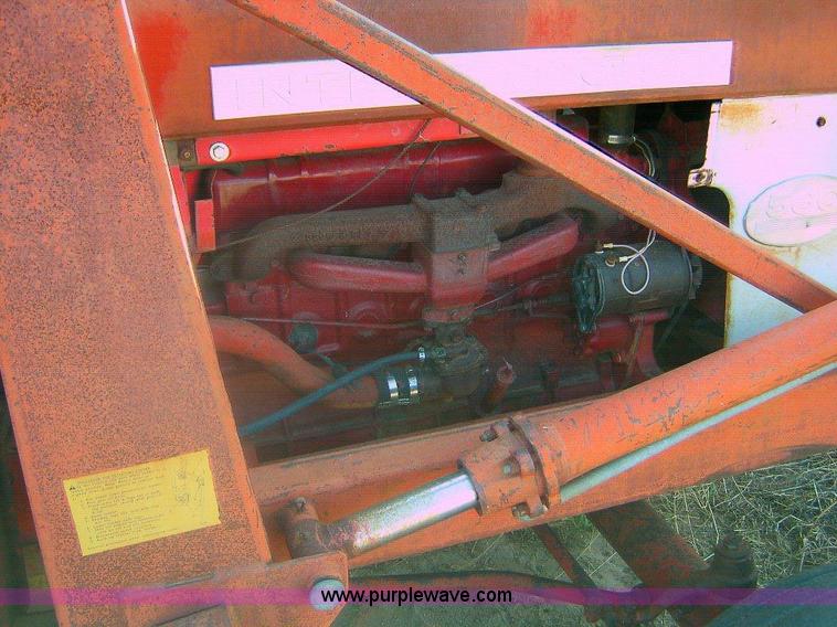 image for item 1864 International 560 tractor with Farmhand loader