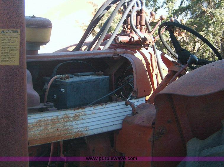 image for item 1864 International 560 tractor with Farmhand loader