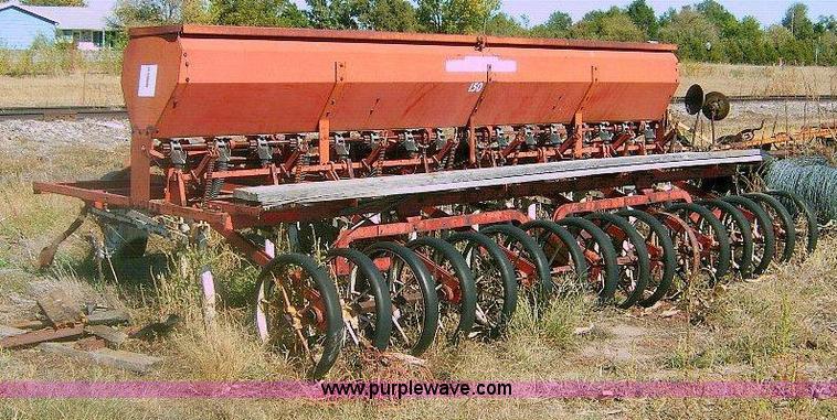 image for item 1865 International 150 hoe drill