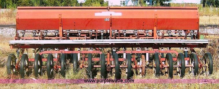 image for item 1865 International 150 hoe drill