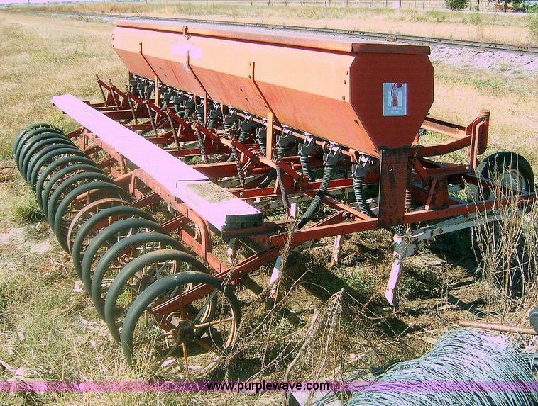 image for item 1865 International 150 hoe drill