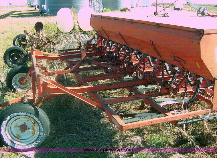 image for item 1865 International 150 hoe drill