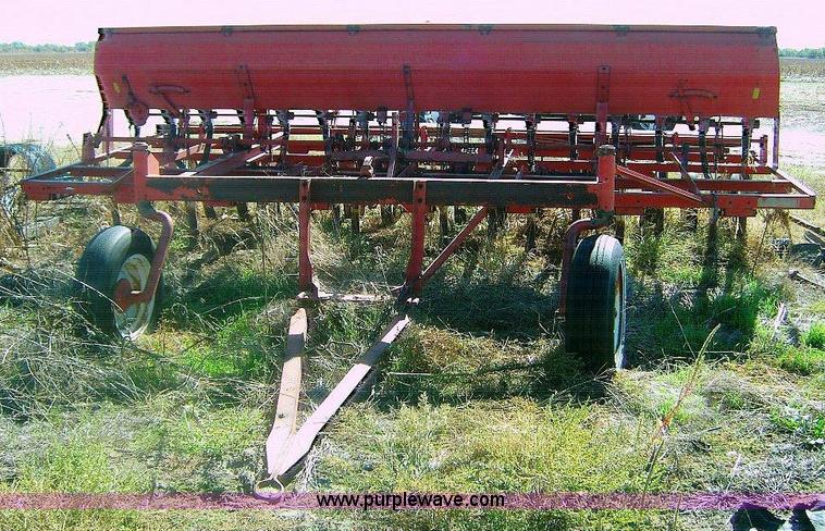 image for item 1865 International 150 hoe drill