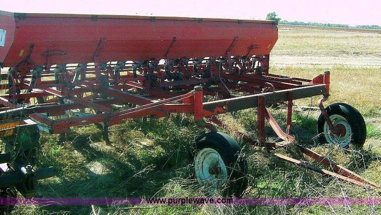 image for item 1865 International 150 hoe drill