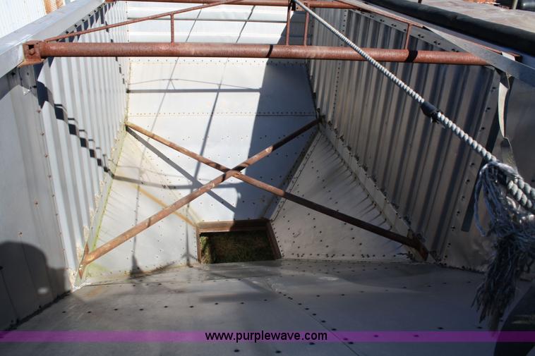 image for item 4658 1983 Wilson AGH-700 40' aluminum grain trailer