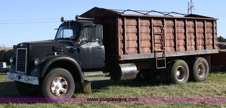 image for item 4670 1964 International 190 grain truck
