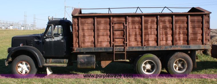 image for item 4670 1964 International 190 grain truck