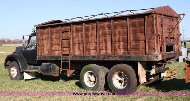 image for item 4670 1964 International 190 grain truck