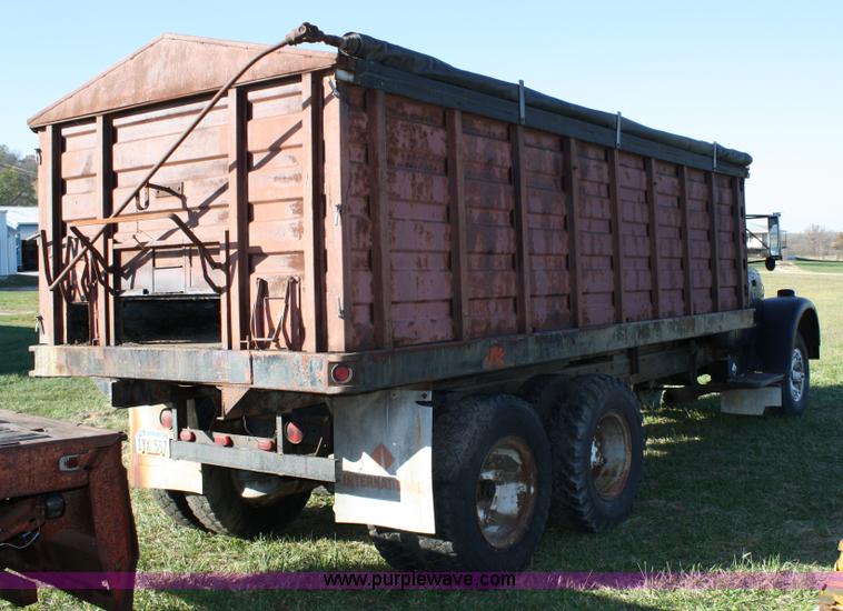 image for item 4670 1964 International 190 grain truck