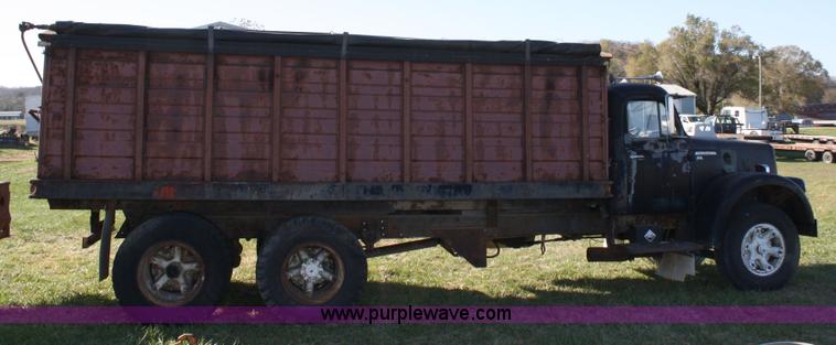 image for item 4670 1964 International 190 grain truck