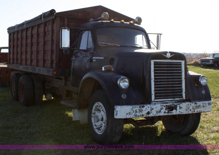 image for item 4670 1964 International 190 grain truck