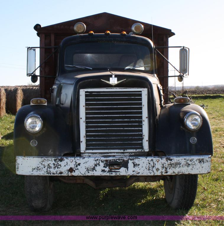 image for item 4670 1964 International 190 grain truck