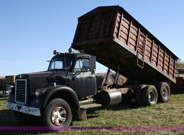 image for item 4670 1964 International 190 grain truck