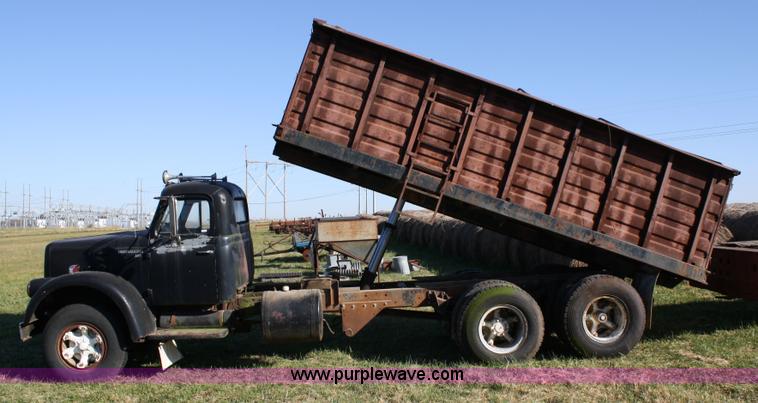 image for item 4670 1964 International 190 grain truck