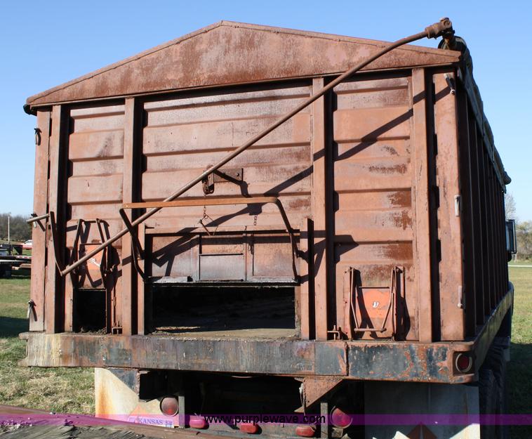 image for item 4670 1964 International 190 grain truck
