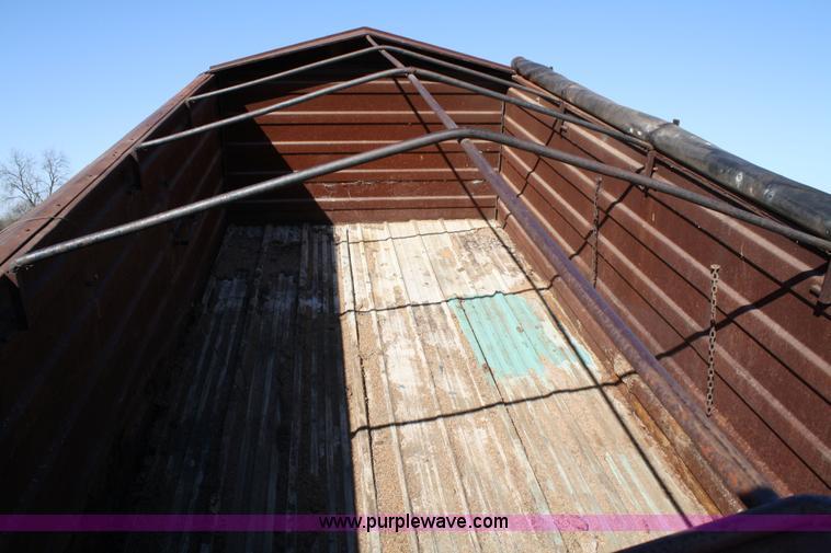 image for item 4670 1964 International 190 grain truck
