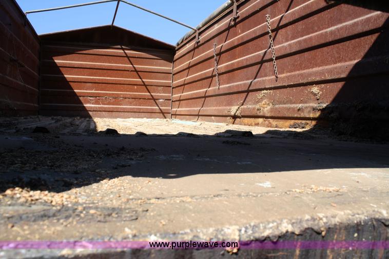 image for item 4670 1964 International 190 grain truck