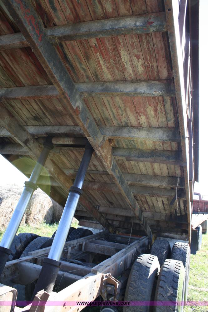 image for item 4670 1964 International 190 grain truck