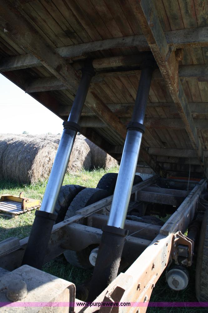 image for item 4670 1964 International 190 grain truck