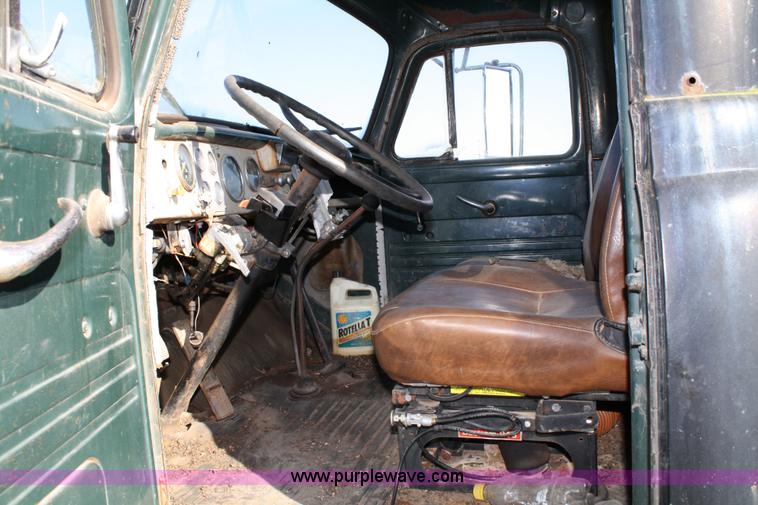 image for item 4670 1964 International 190 grain truck
